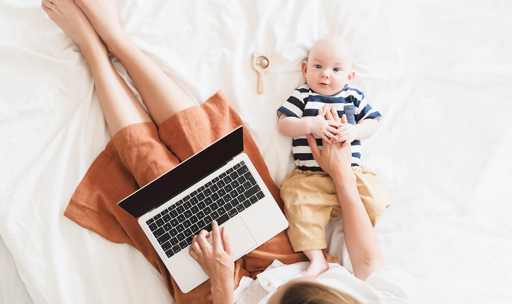 パソコンと女性の写真